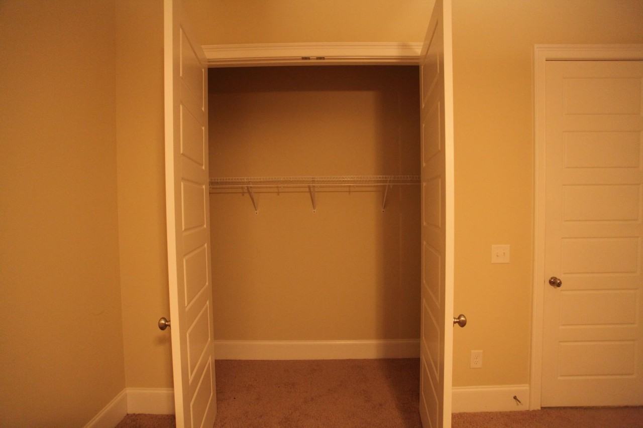 693 Banbury St - Photo 3 of 21