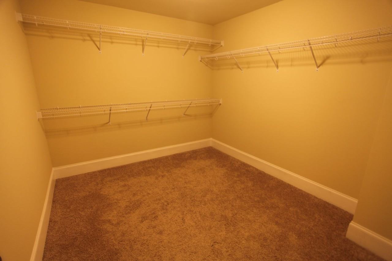 693 Banbury St - Photo 2 of 21