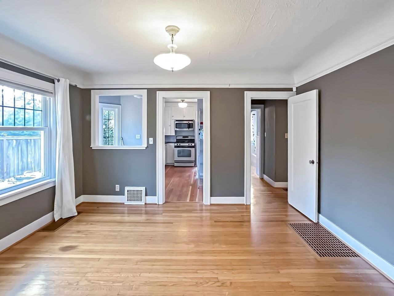 2517 Ne 65th St - Photo 5 of 12