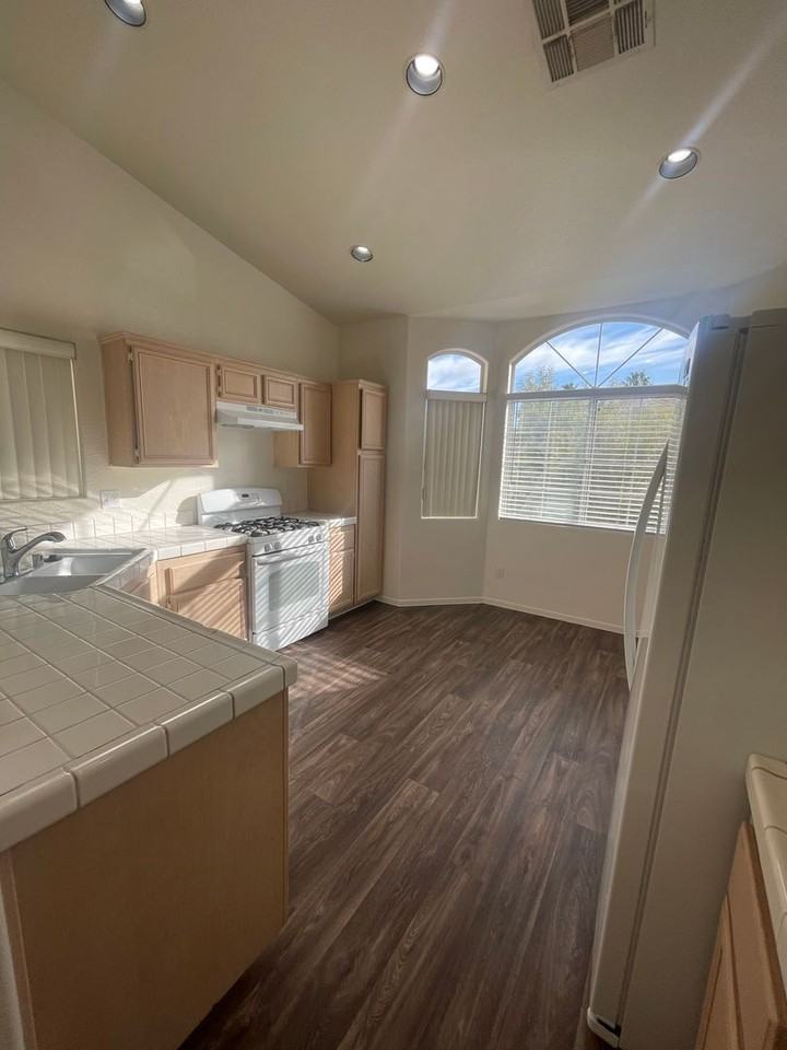 9020 Valley Of Fire Ave - Photo 2 of 15