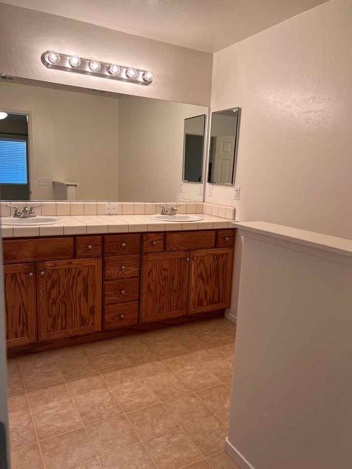 1003 W Westmont Ct - Photo 4 of 14