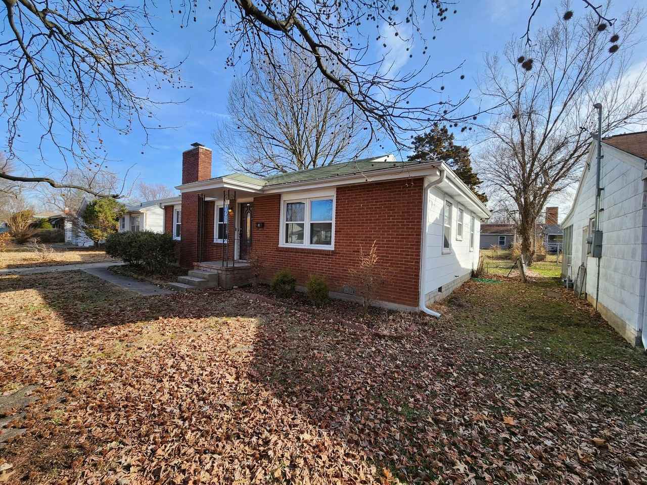 1950 S Collinson Ave - Photo 2 of 33