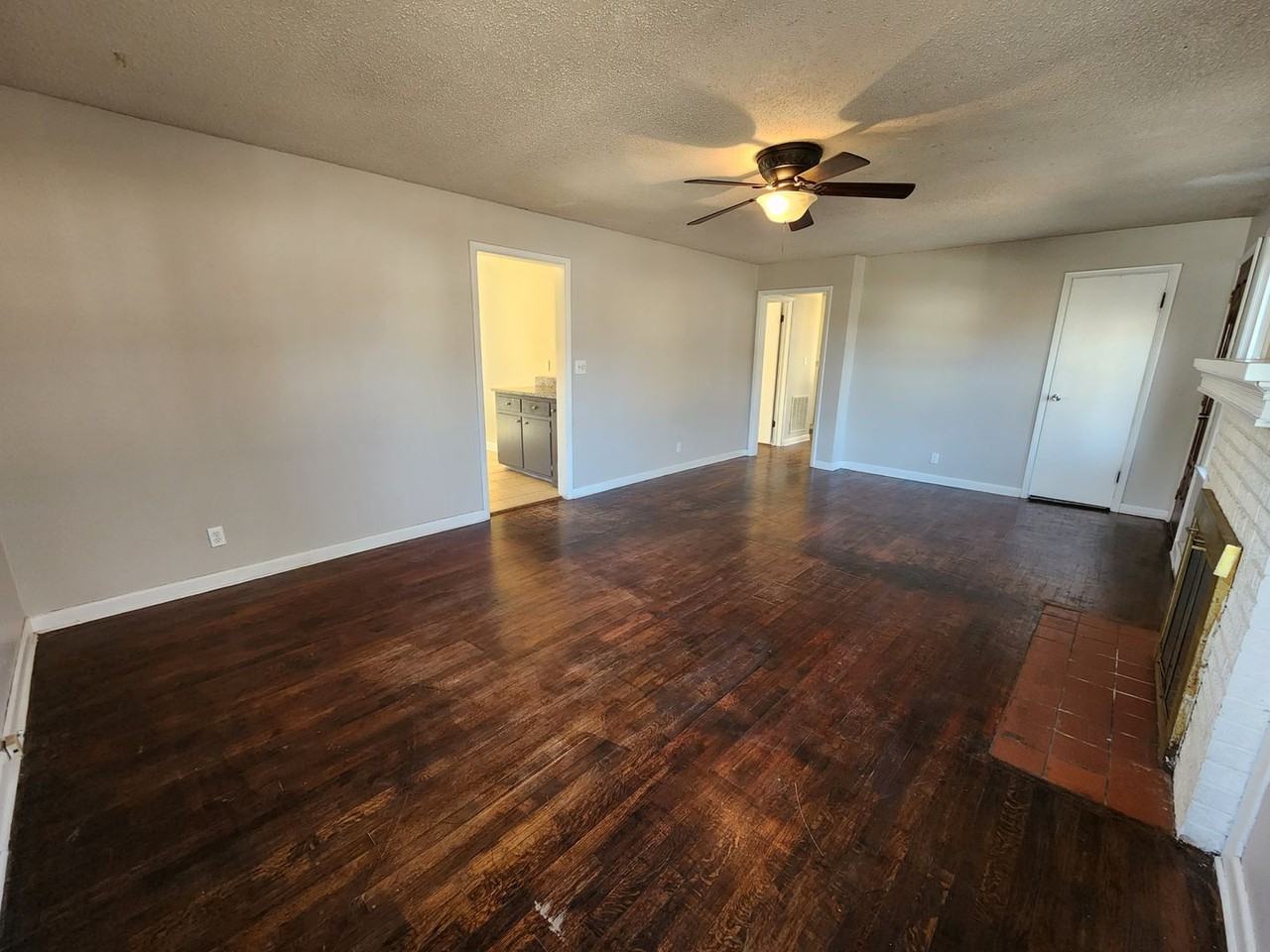 1950 S Collinson Ave - Photo 4 of 33