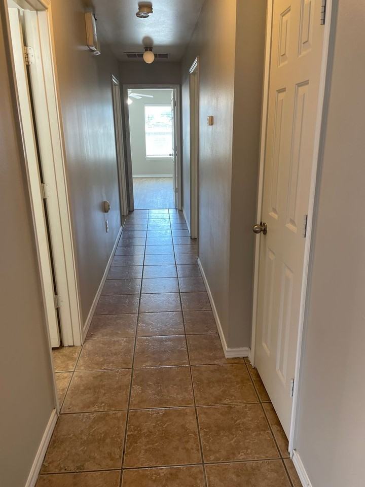 706 N Englewood Ave - Photo 5 of 13