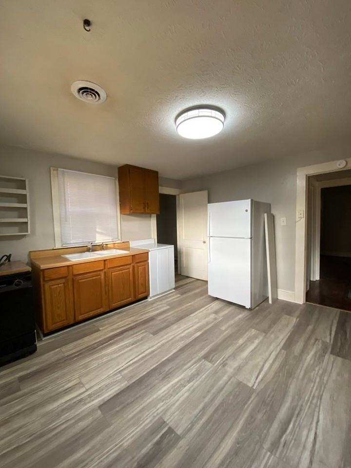 202 Francis St E - Photo 2 of 11