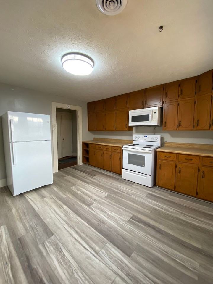 202 Francis St E - Photo 3 of 11