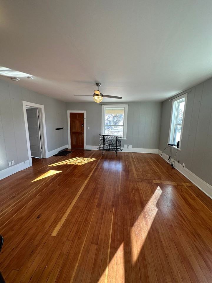 916 W 31st St - Photo 2 of 8