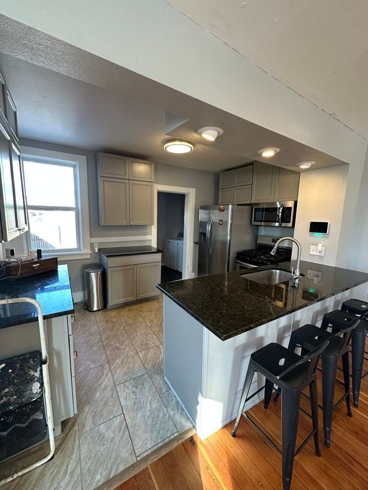 916 W 31st St - Photo 3 of 8