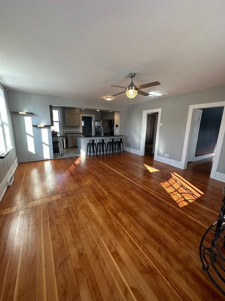 916 W 31st St - Photo 4 of 8