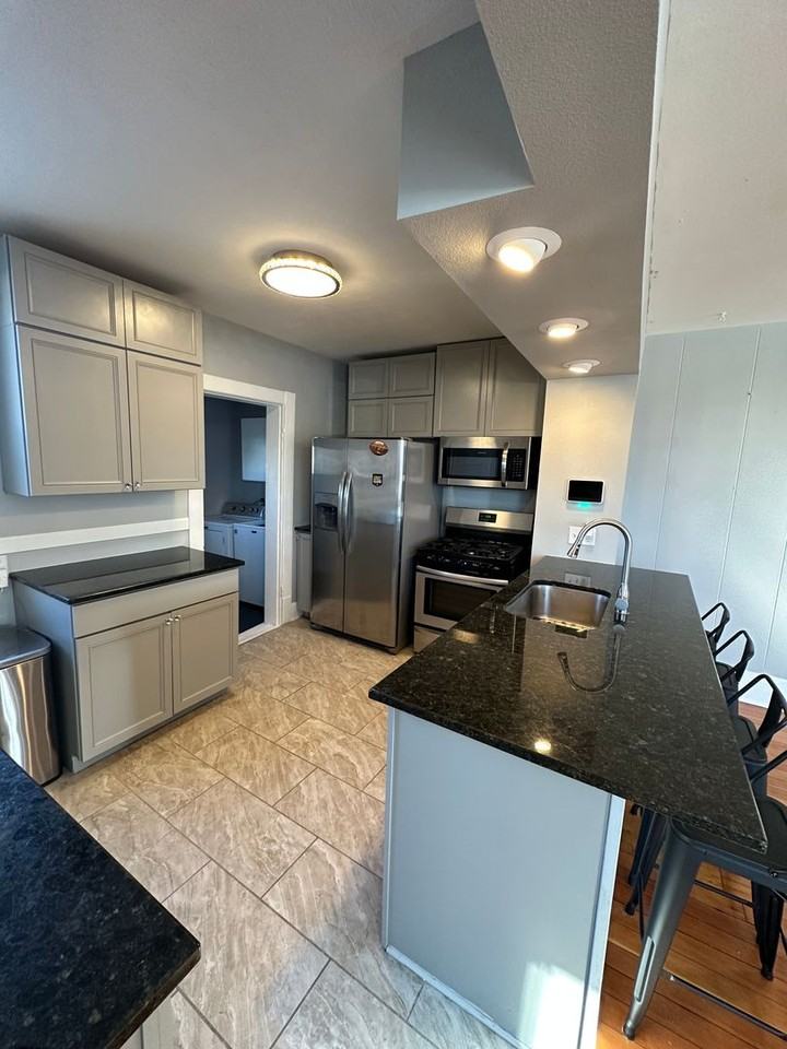 916 W 31st St - Photo 5 of 8