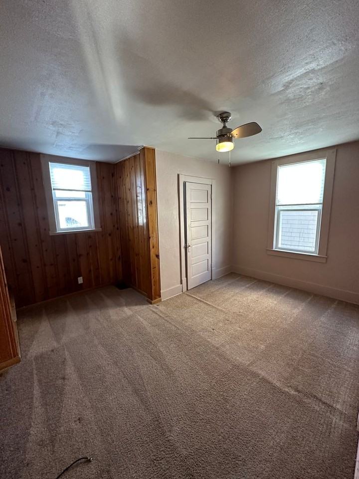 916 W 31st St - Photo 7 of 8