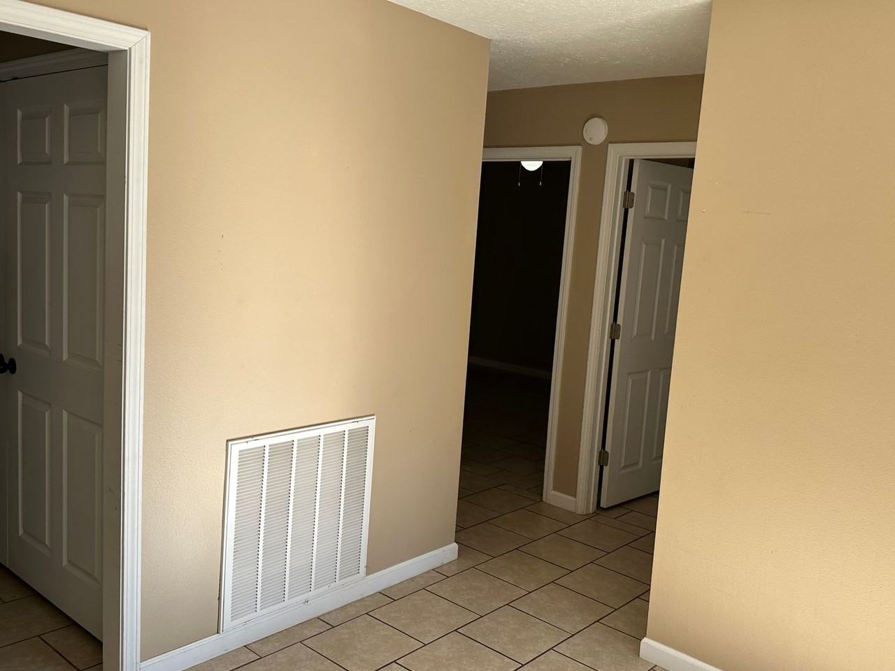 718 Forbes Dr - Photo 3 of 6