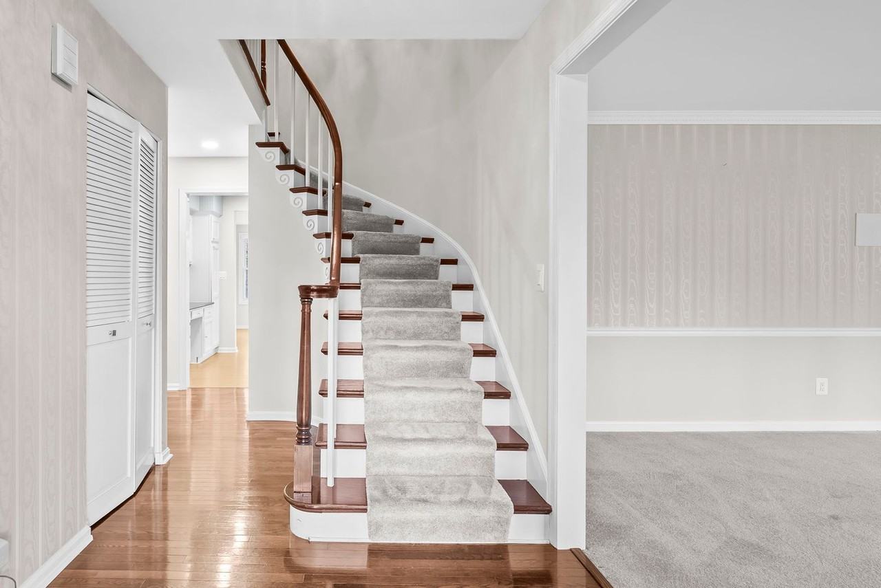 6321 Higham Dr - Photo 4 of 46