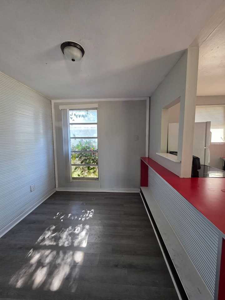 1423 Bryant St - Photo 5 of 10