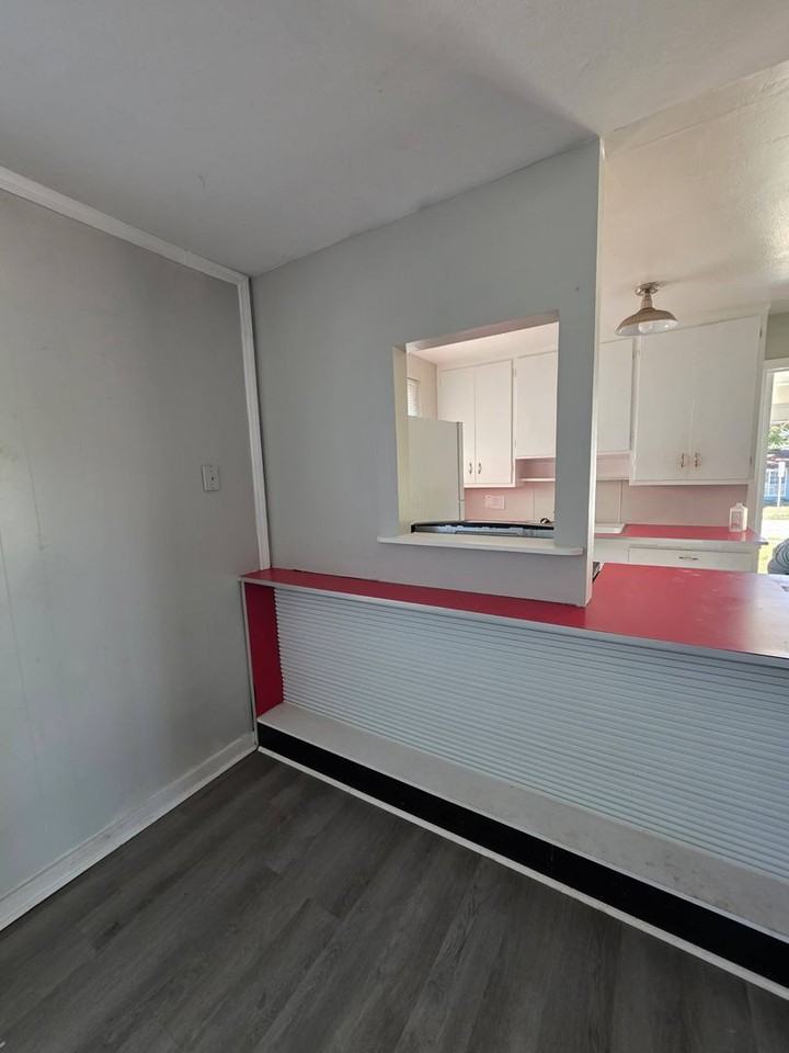 1423 Bryant St - Photo 6 of 10