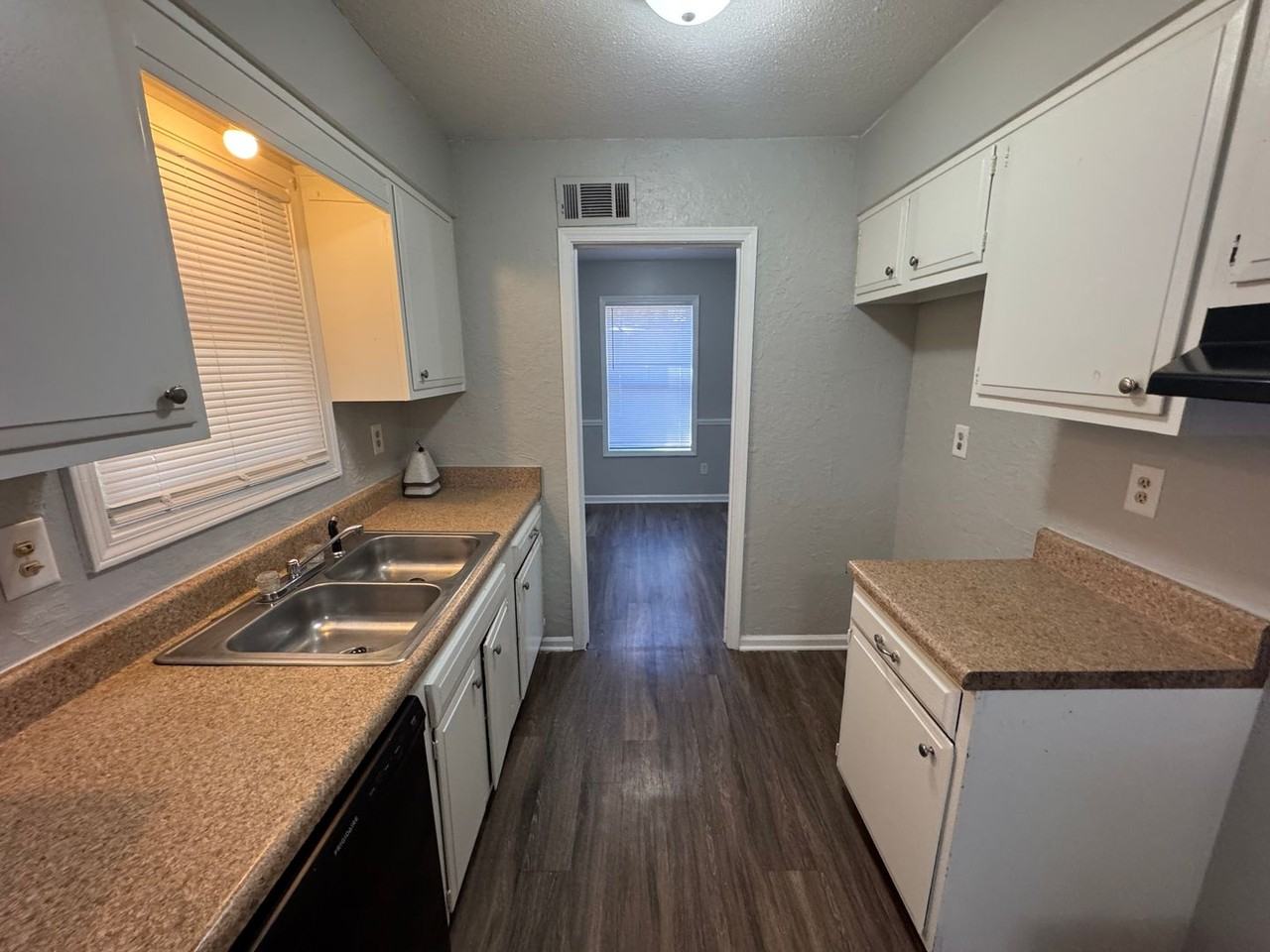 3866 Castleman St - Photo 2 of 14