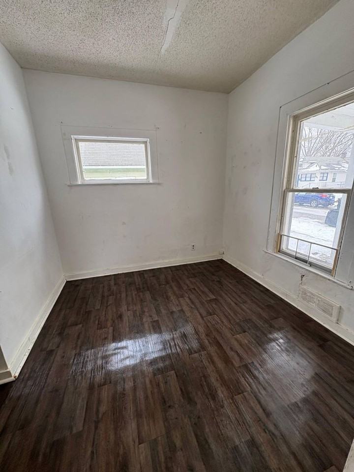 906 S 15th St - Photo 4 of 4