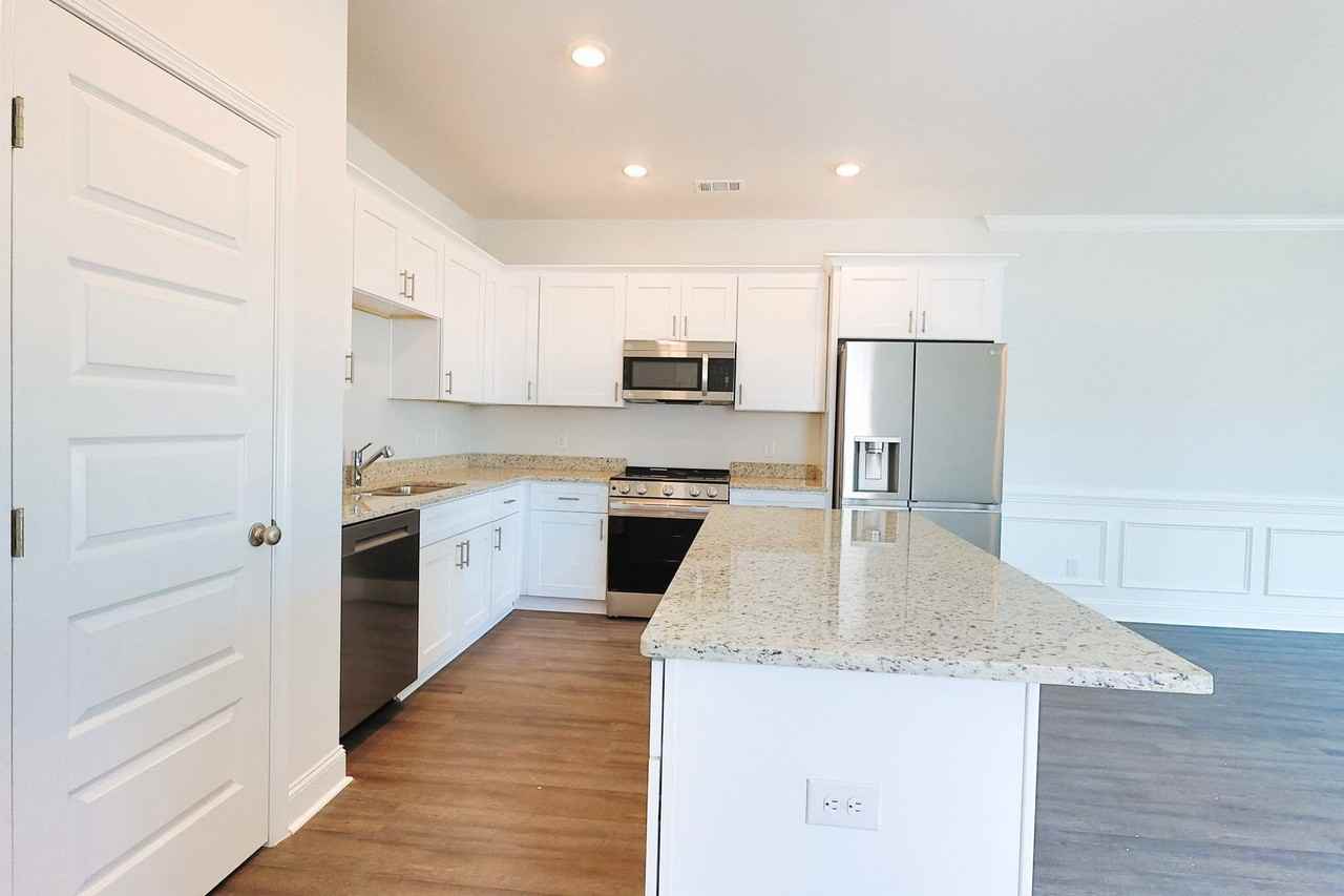 548 Governor Treutlen Cir - Photo 3 of 16