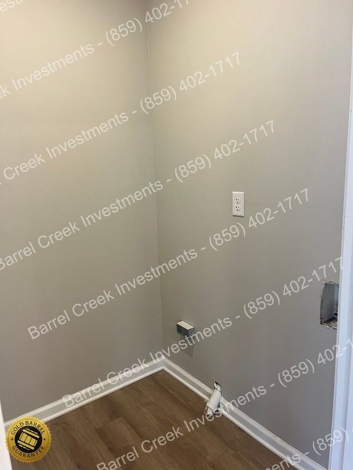 137 Fairview Ave - Photo 4 of 11