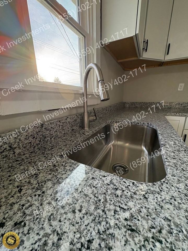 218 S Gatewood St - Photo 2 of 13