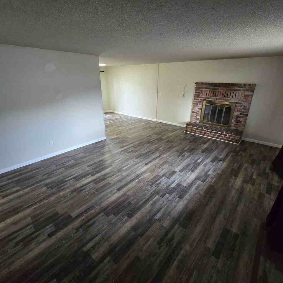 1320 Summers Ln - Photo 2 of 11