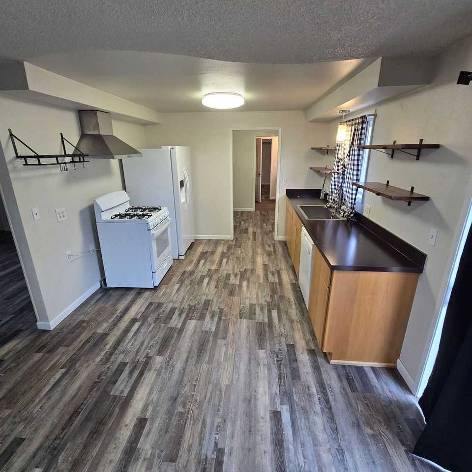 1320 Summers Ln - Photo 3 of 11