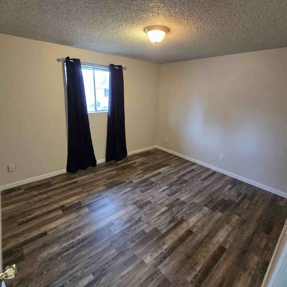 1320 Summers Ln - Photo 6 of 11