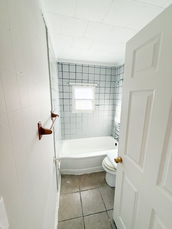 6528 Whitney Ave - Photo 3 of 4