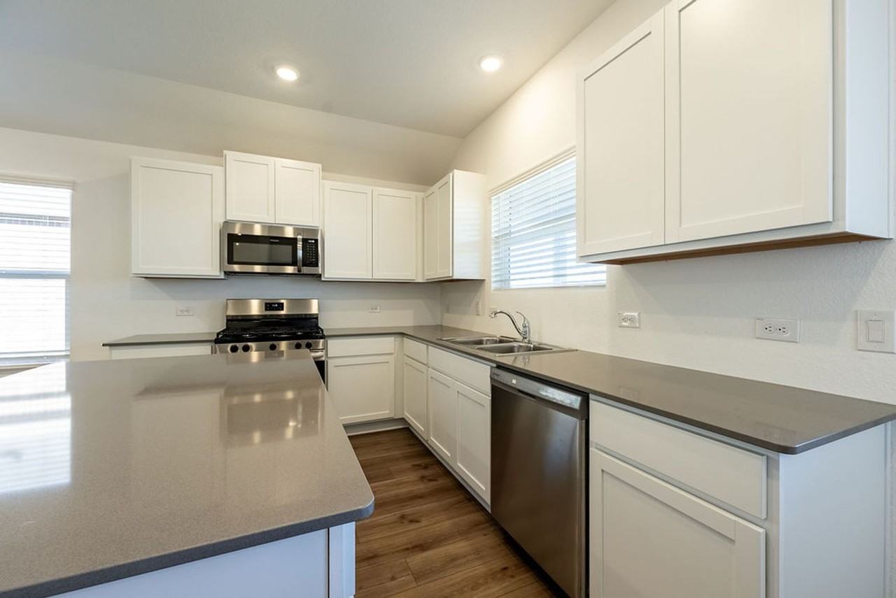 319 Alamito Ave - Photo 5 of 21