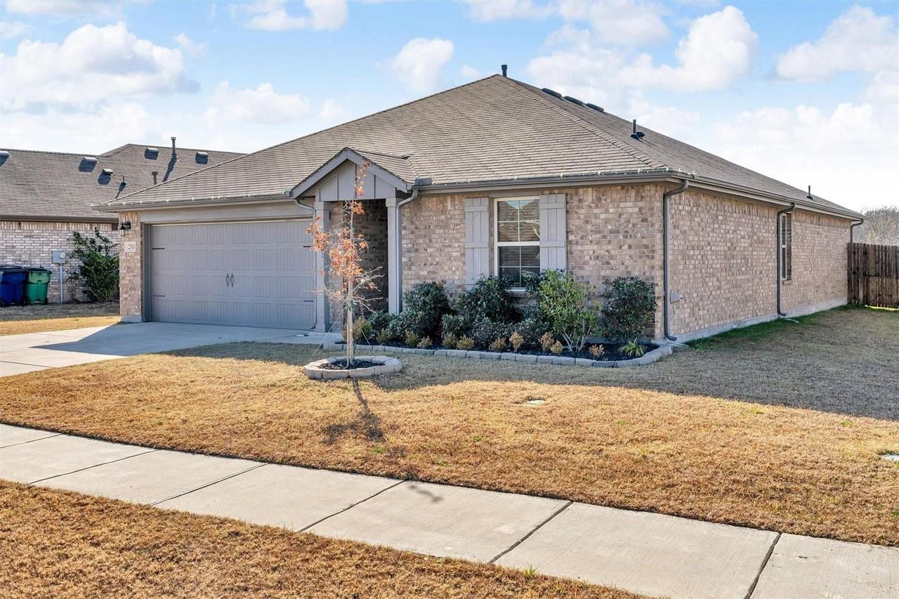 2310 Bellewood Ct - Photo 2 of 28
