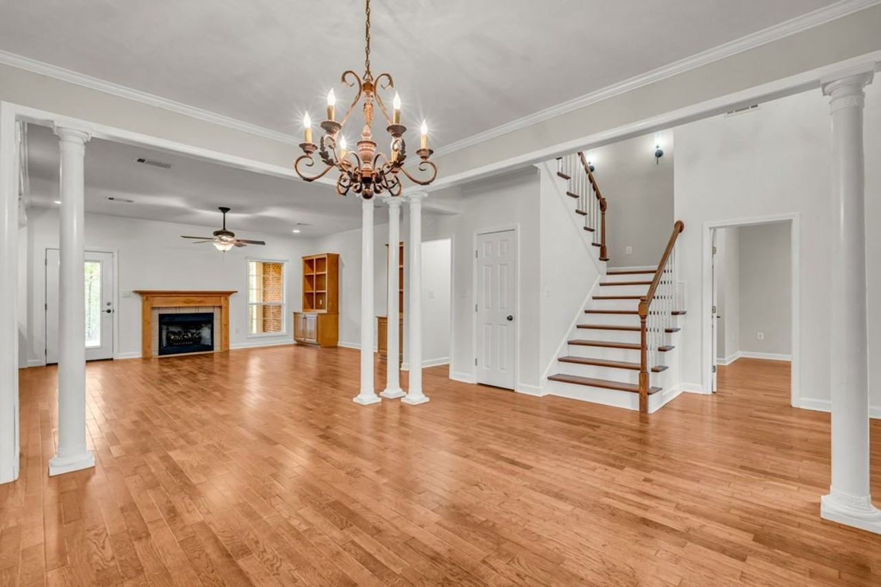 127 Emberwood Ct - Photo 3 of 19