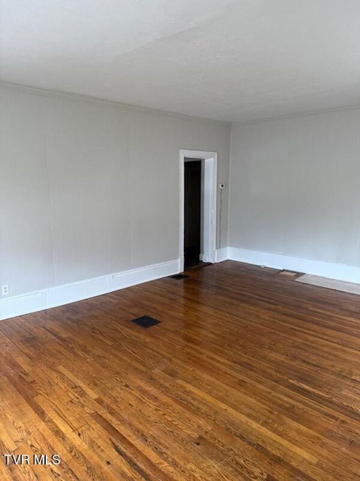 1224 Shelby St - Photo 4 of 17