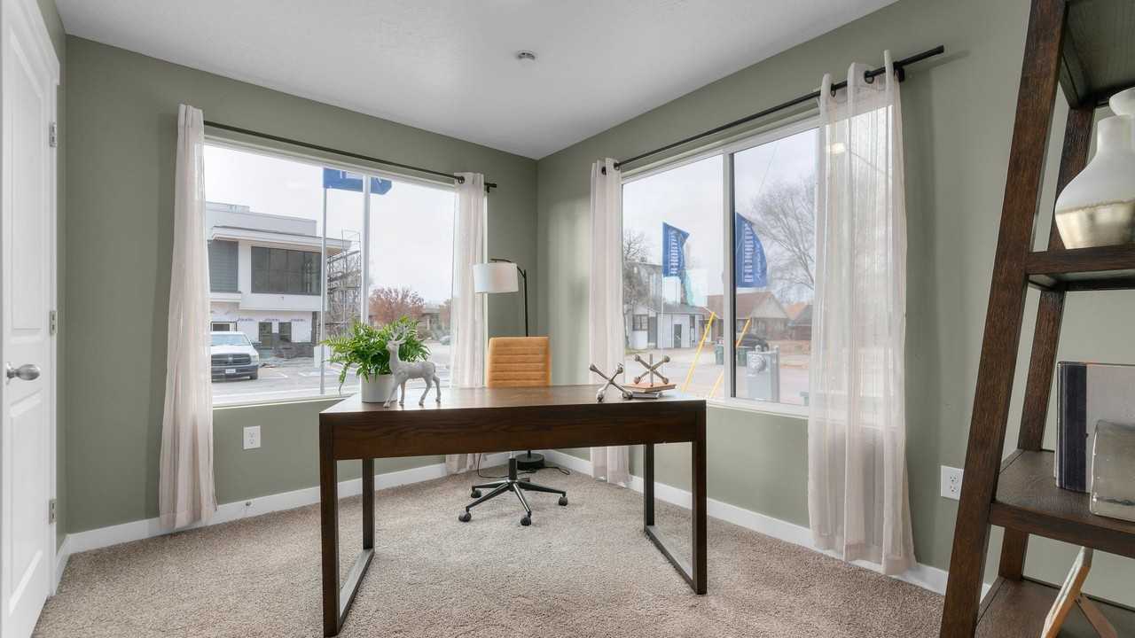 427 14th St - Photo 4 of 18