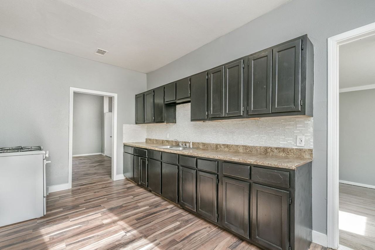 809 S Virginia St - Photo 5 of 21