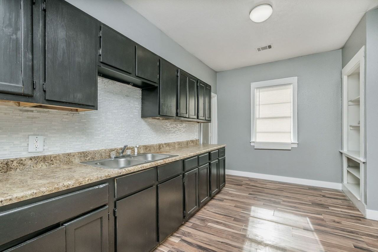 809 S Virginia St - Photo 6 of 21