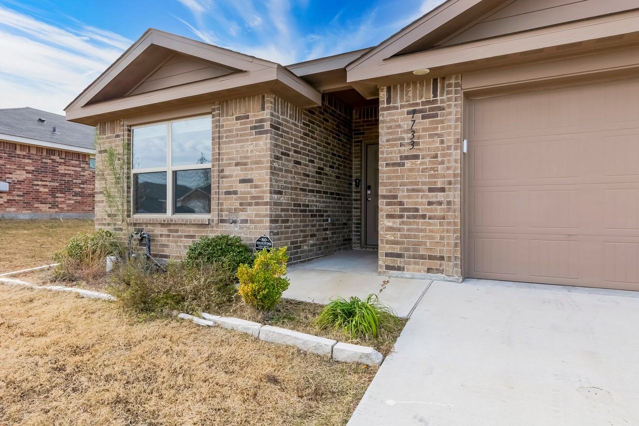 1733 Dryden Ave - Photo 4 of 34