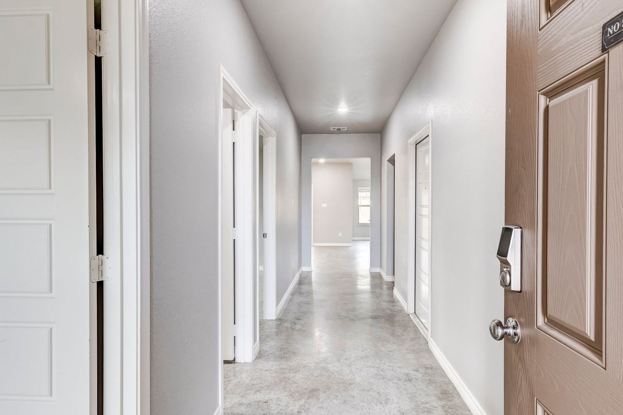 1733 Dryden Ave - Photo 5 of 34