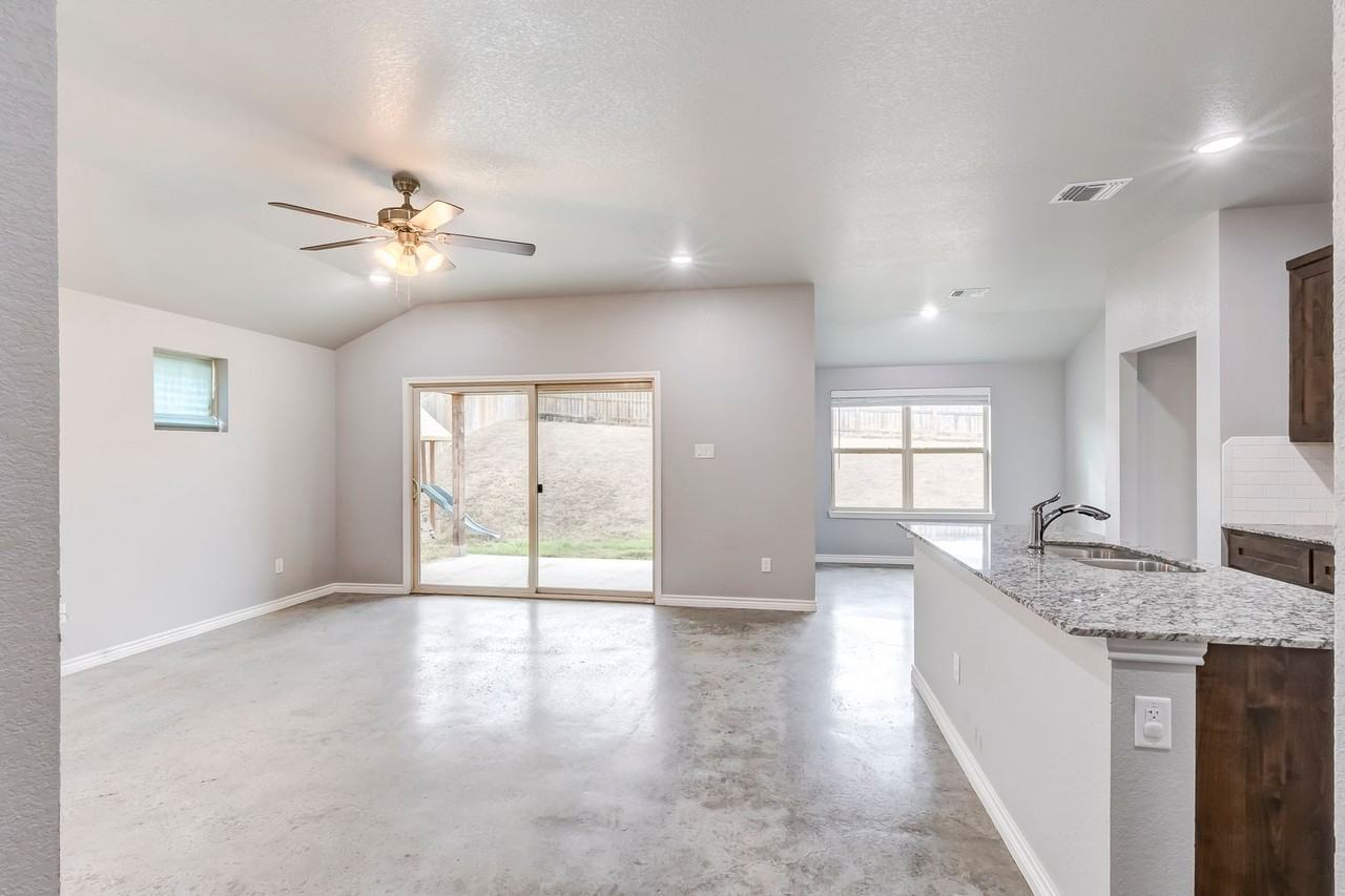 1733 Dryden Ave - Photo 6 of 34