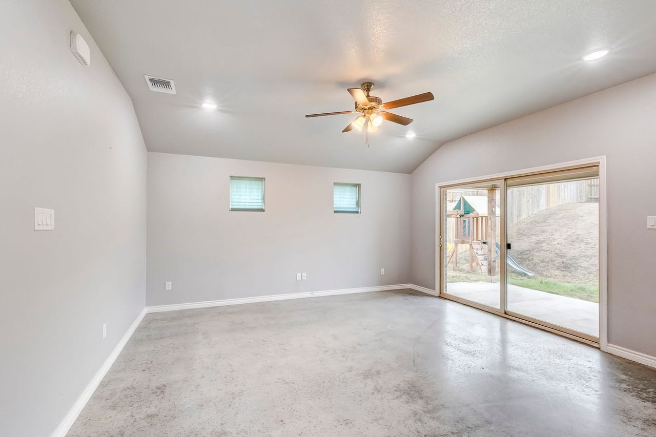 1733 Dryden Ave - Photo 7 of 34