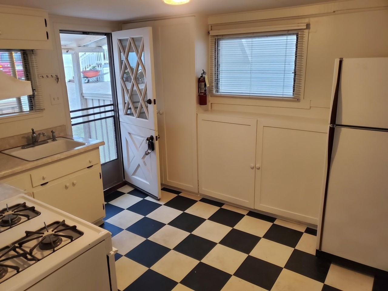 231 Surf St #B - Photo 4 of 12