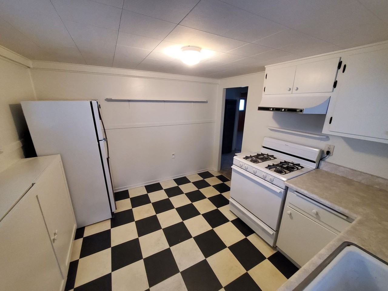 231 Surf St #B - Photo 3 of 12