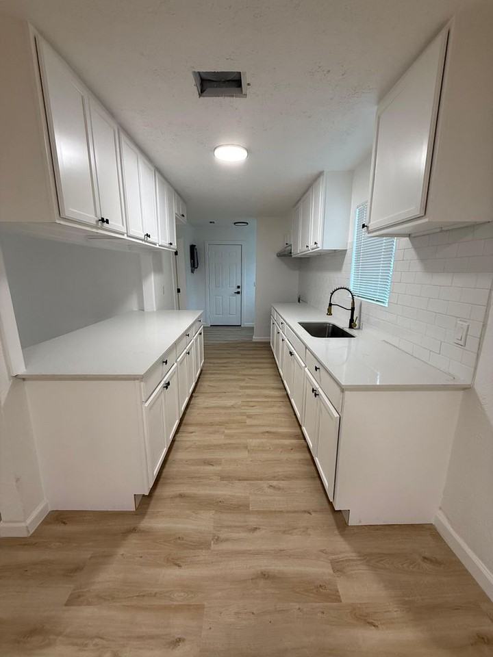 5311 Lyndhurst Dr - Photo 3 of 16