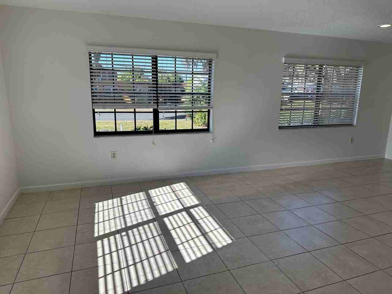 706 Lee St - Photo 3 of 11