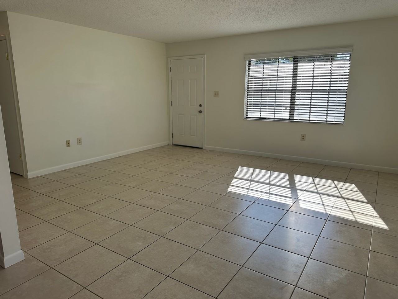 706 Lee St - Photo 4 of 11