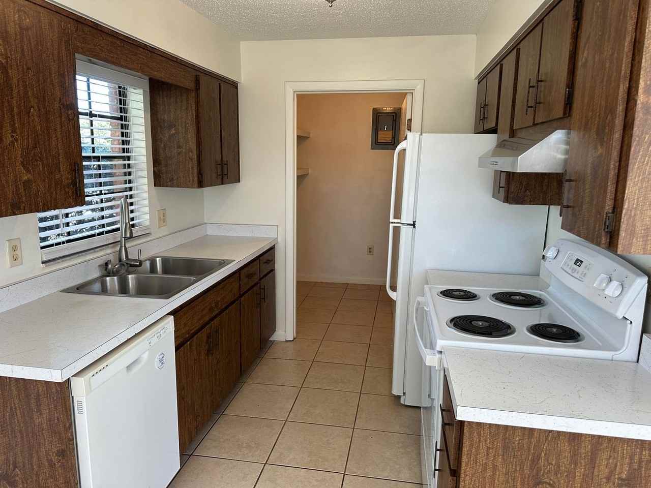 706 Lee St - Photo 5 of 11