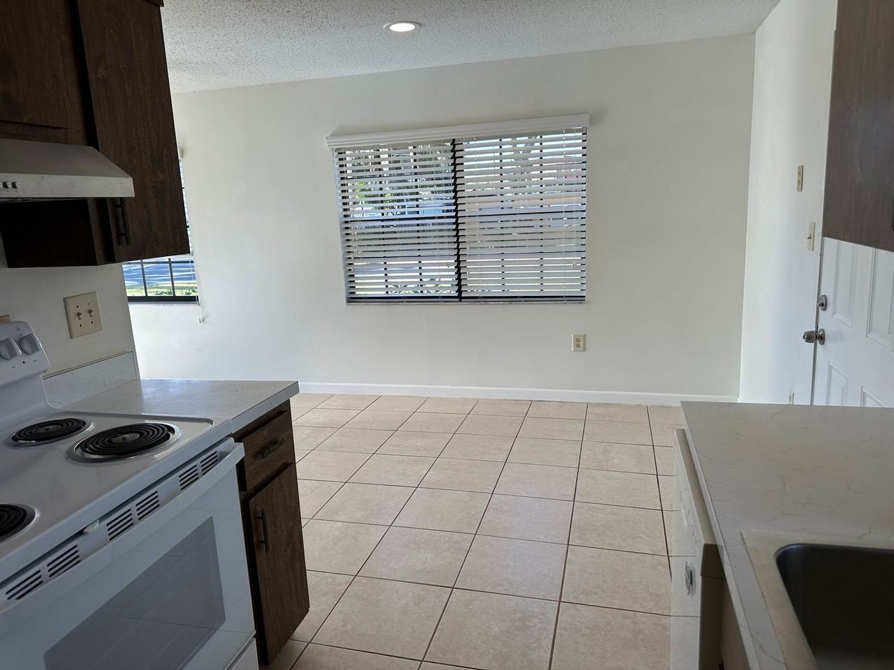 706 Lee St - Photo 6 of 11