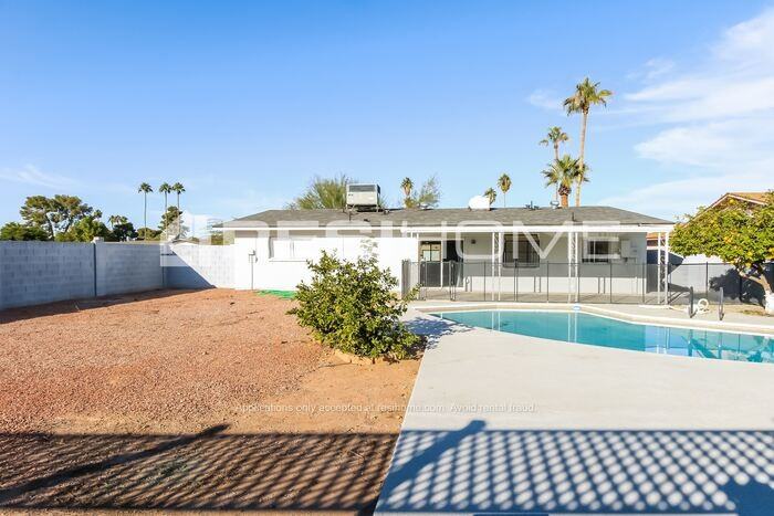 2103 E Fremont Dr - Photo 2 of 17