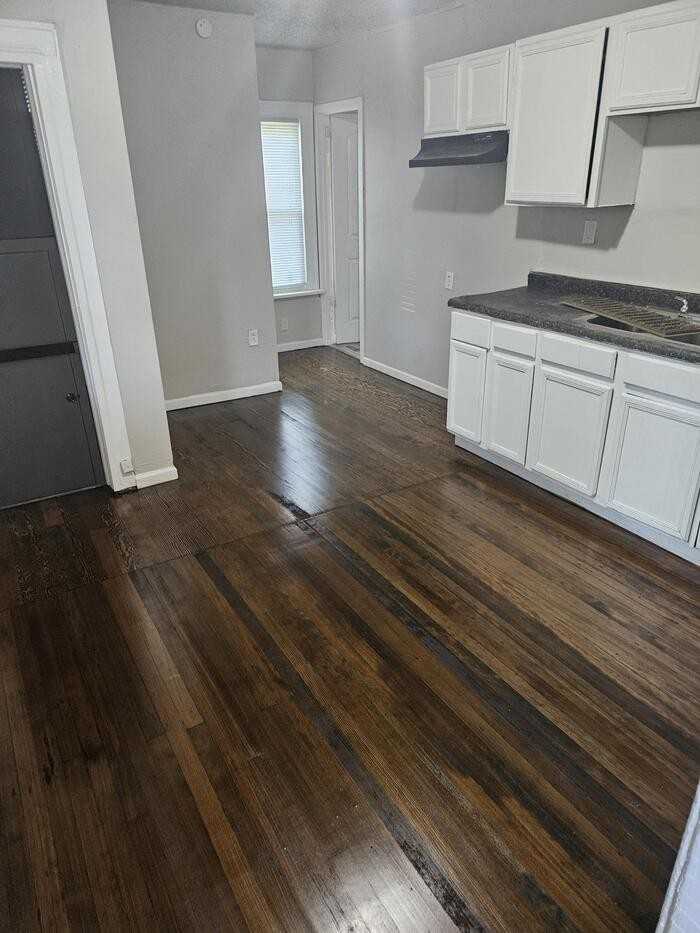 624 W 44th Pl - Photo 2 of 9