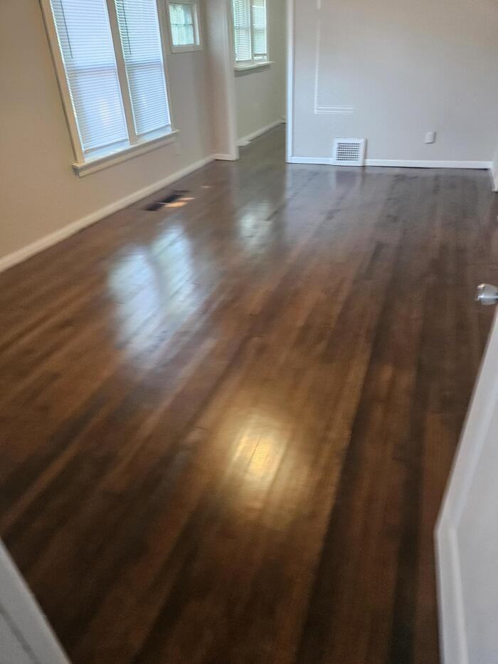 624 W 44th Pl - Photo 3 of 9