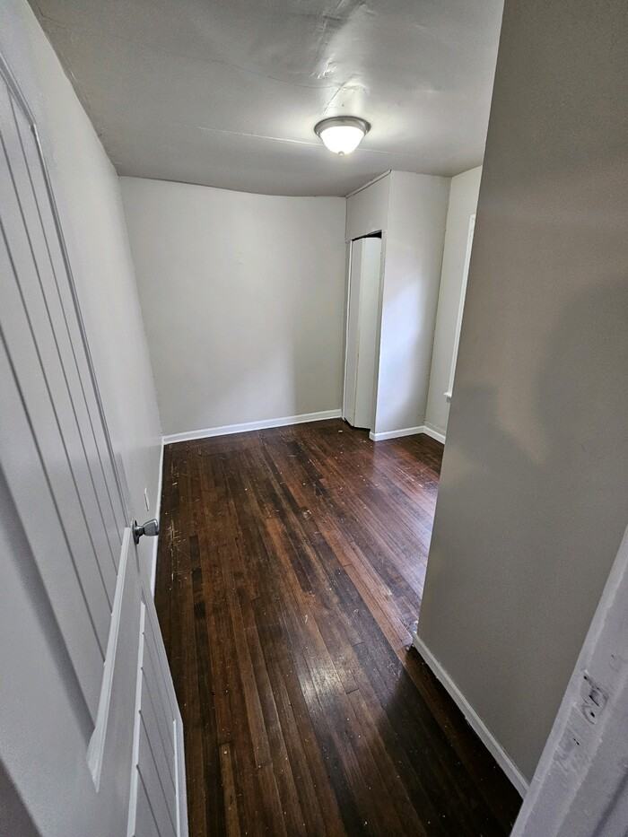 624 W 44th Pl - Photo 7 of 9